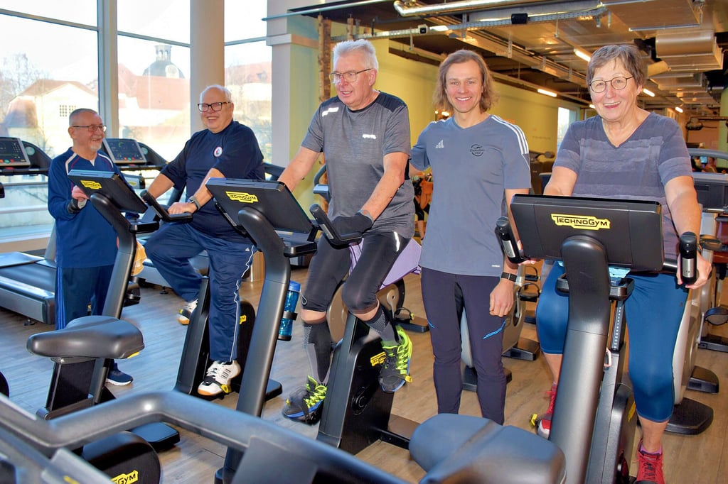 Dietmar Keller, Rainer Görg, Stefan Wehner (v.l.) und Petra Wehner (re.) sind langjährige Kunden im Romahn’s vital Fitness in Zeitz. Für sie ist es die Regelmäßigkeit, die den Schweinehund gar nicht erst in Erscheinung kommen lässt. Inhaber Oliver Romahn (2.v.r.) motiviert zusätzlich.