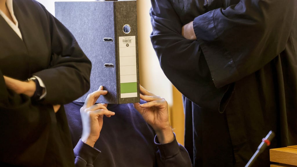 Ein bereits wegen zehnfachen Mordes in Aachen verurteilter Ex-Pfleger könnte für mehr als 100 weitere Todesfälle verantwortlich sein.