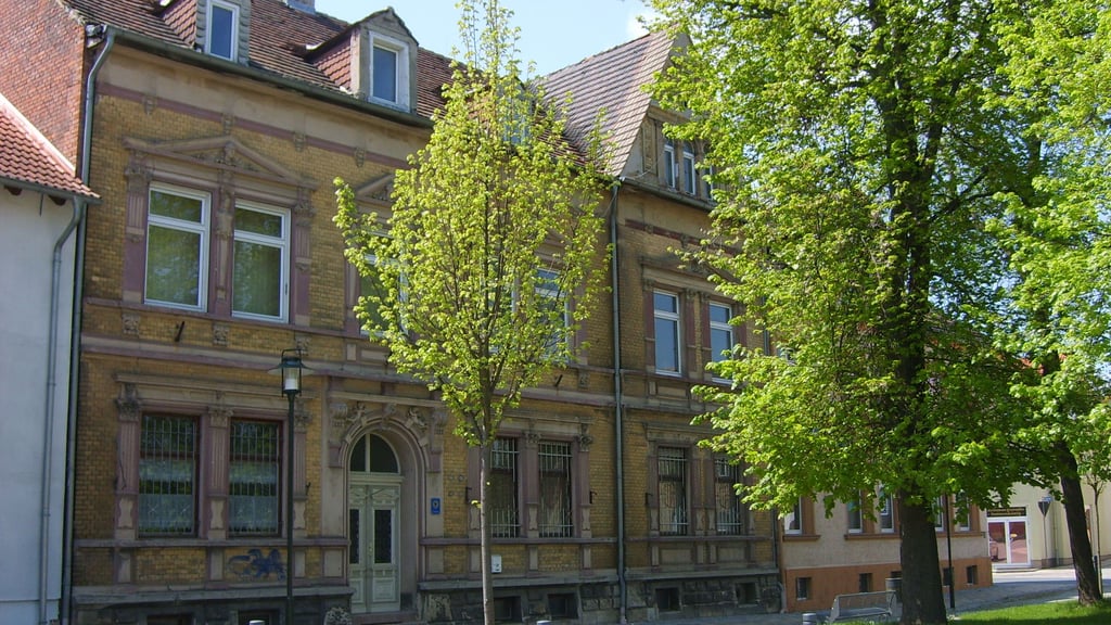 Auch dieses Mehrfamilienhaus am Markt in Egeln, in dem sich lange Jahre die Polizeistation der Verbandsgemeinde Egelner Mulde befand, will die Umland Wohnungsbaugesellschaft Egeln verkaufen.