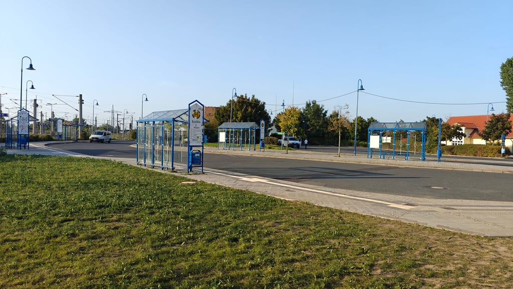 Der Zentrale Busumsteigeplatz am Bahnhof soll zur ÖPNV-Schnittstelle umgebaut werden. Doch die Planungen müssen noch einam verändert werden. Das sorgt für zusätzliche Kosten.