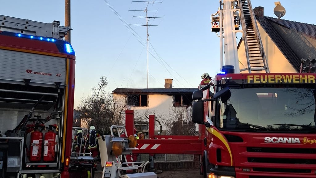 Kameraden der Feuerwehr löschen den Brand in Dessau am Mittwochnachmittag.