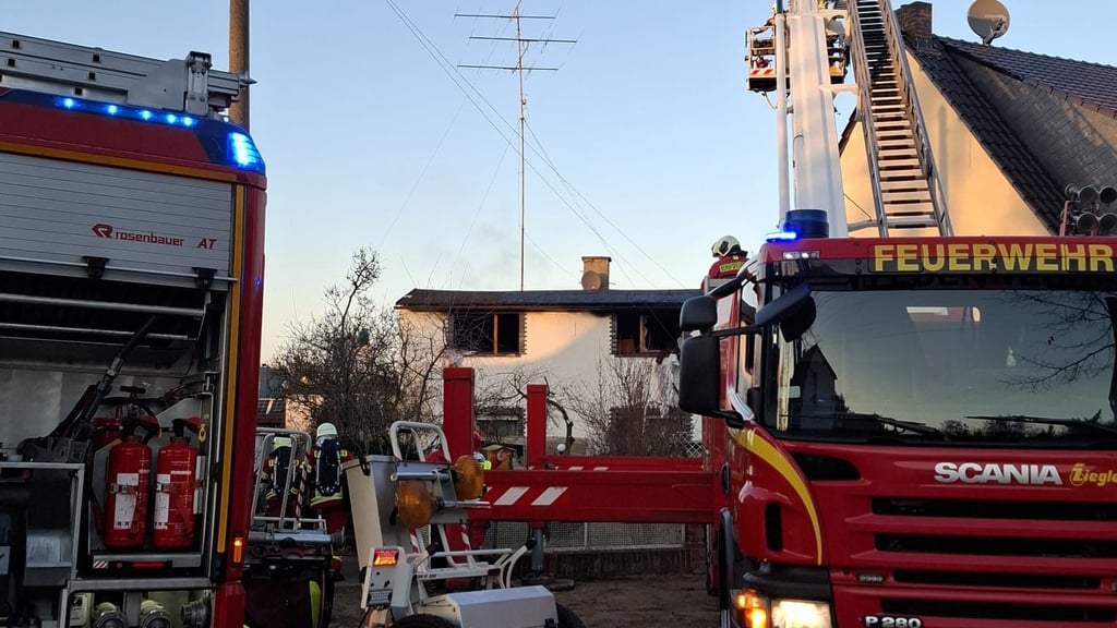 Kameraden der Feuerwehr löschen den Brand in Dessau am Mittwochnachmittag.