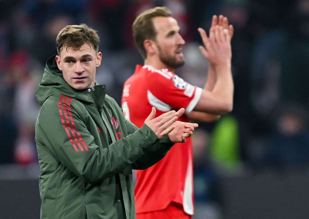 Das erste Etappenziel ist erreicht: Joshua Kimmich (l) und Harry Kane feiern den Einzug ins Achtelfinale.