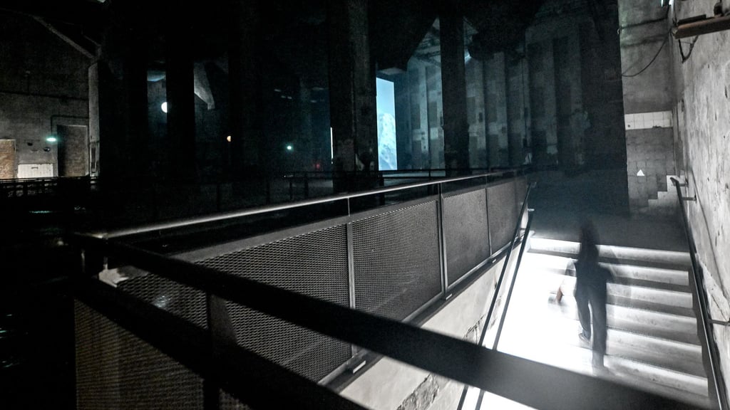 Der französische Künstler Pierre Huyghe zeigt seine neue Installation „Liminals“ in der Halle am Berghain.