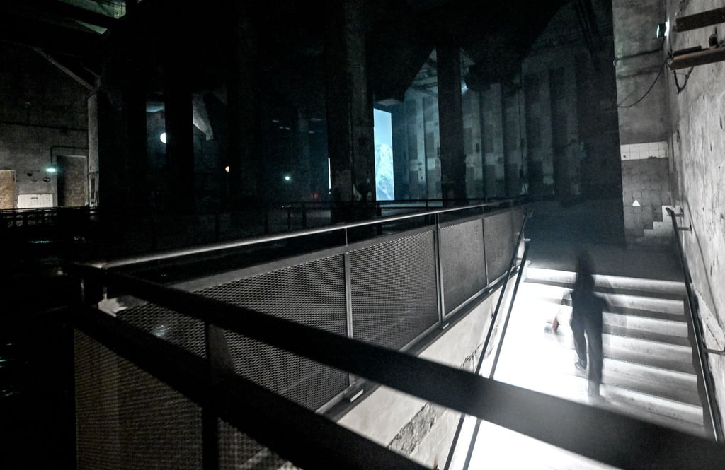 Der französische Künstler Pierre Huyghe zeigt seine neue Installation „Liminals“ in der Halle am Berghain.