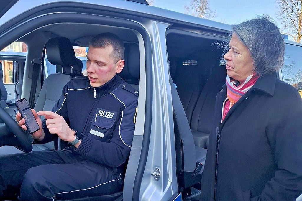 Tamara Zieschang ließ sich „ResQnect“ erklären.