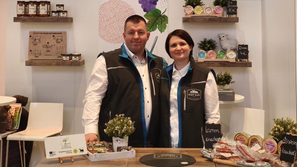 Christoph und Jana Sue aus Eickendorf am Stand ihres Familienbetriebs auf der Internationalen Grünen Woche in Berlin – ihre Schweineknacker überzeugten die Besucher, die als Jury kosten durften, auf Anhieb.