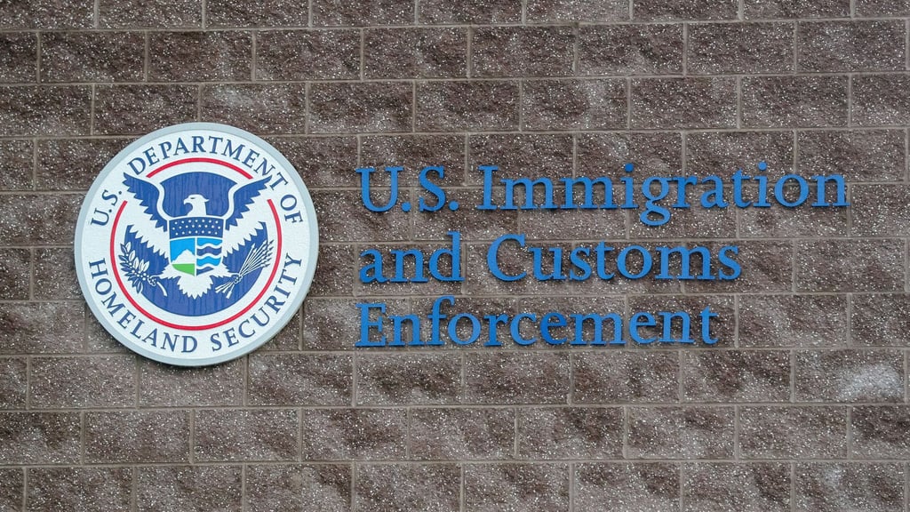 Die Einsätze der Einwanderungsbehörde ICE gegen Migranten sind in den USA schon länger umstritten. (Symbolbild)