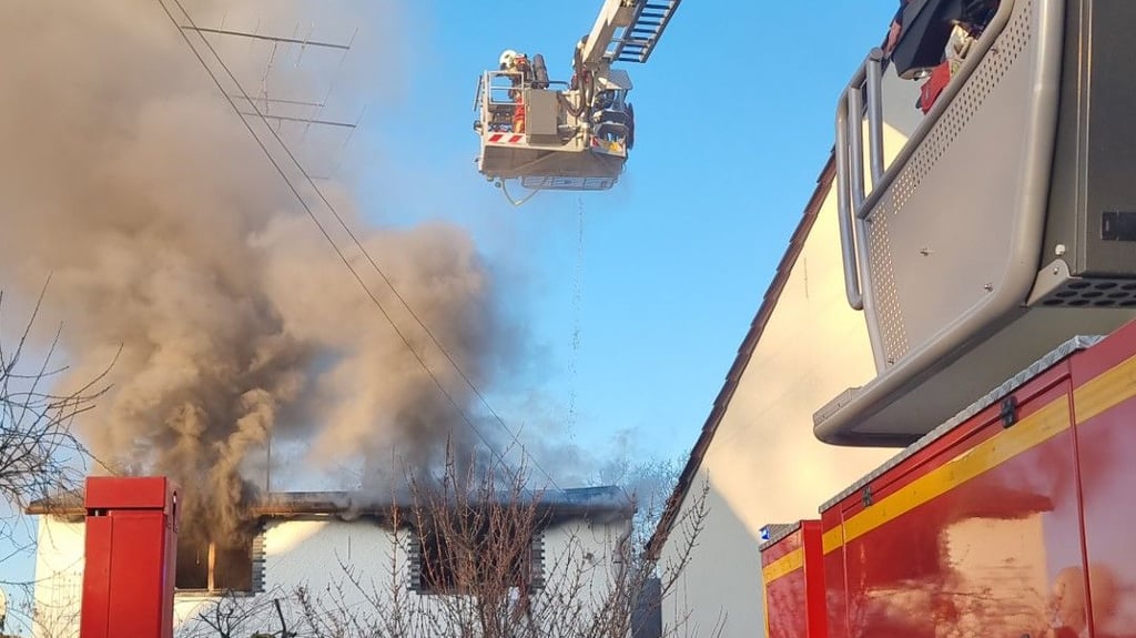 Dichter Qualm drang aus dem Obergeschoss des Wohnhauses in Kochstedt.
