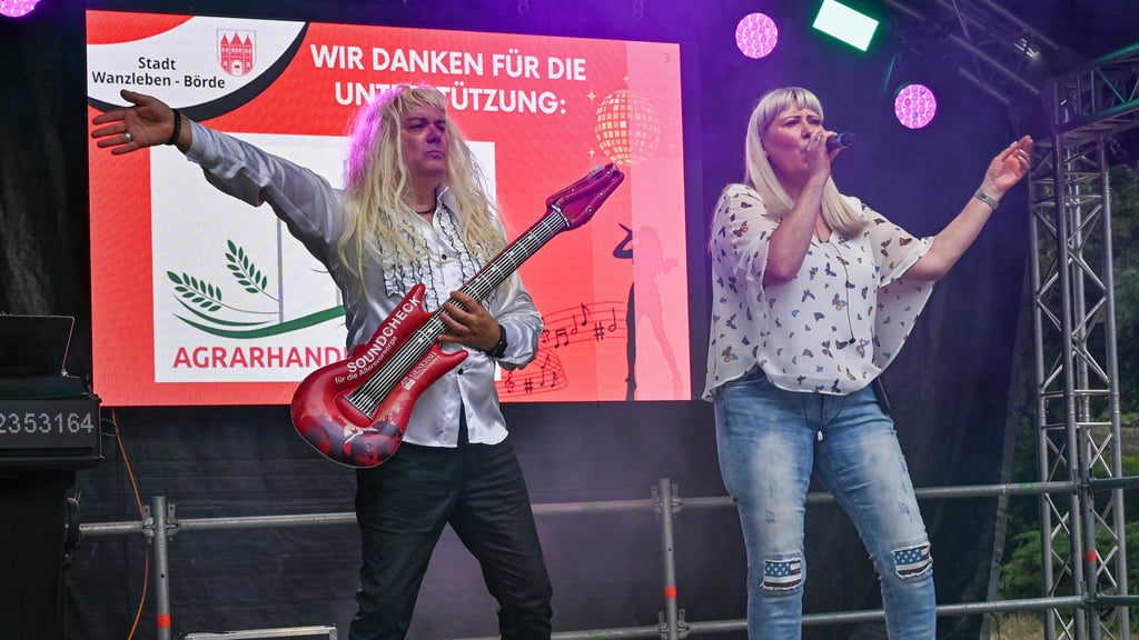 Mit der Veranstaltung „Schlager im Volkspark“ wurde die Bühne im Park wieder belebt und 1100 Besucher sind nach Wanzleben gekommen.