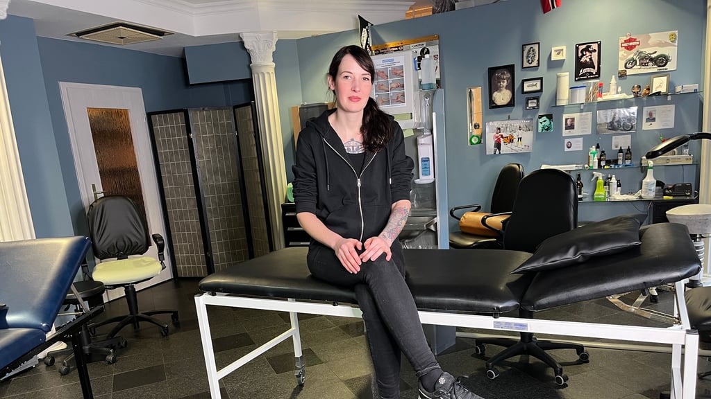 Tätowiererin Liz Ehrlich in ihrem gewohnten Arbeitsumfeld