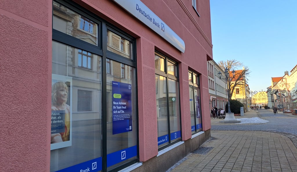 Derzeit informieren Plakate am Standort der Deutschen Bank in Oschersleben über die bevorstehende Schließung.