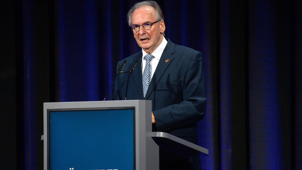 Mit seinem Rücktritt will Sachsen-Anhalts Ministerpräsident Reiner Haseloff (CDU) ein halbes Jahr vor der Landtagswahl Platz machen für seinen Parteikollegen. (Archivbild)