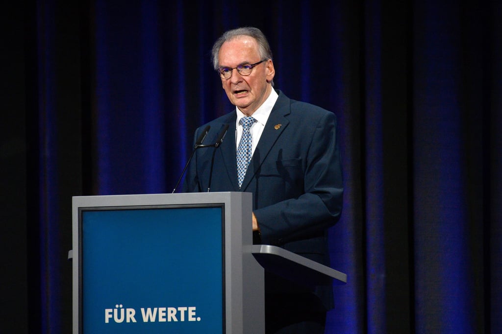 Mit seinem Rücktritt will Sachsen-Anhalts Ministerpräsident Reiner Haseloff (CDU) ein halbes Jahr vor der Landtagswahl Platz machen für seinen Parteikollegen. (Archivbild)