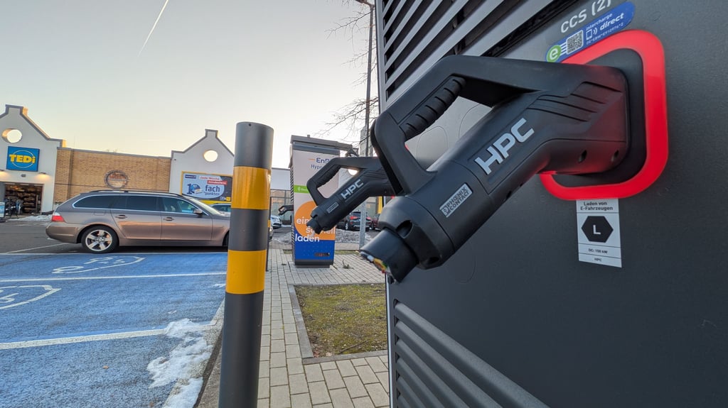Die Kabel der Schnellladestation (EnBW) an der Söker Straße sind durchtrennt worden. Ein Anblick, der den Fahrern von E-Autos in Schönebeck wohl bekannt sein dürfte, denn ein Großteil der Ladestationen im Stadtgebiet sind durch Vandalismus und Diebstahl unbrauchbar. 