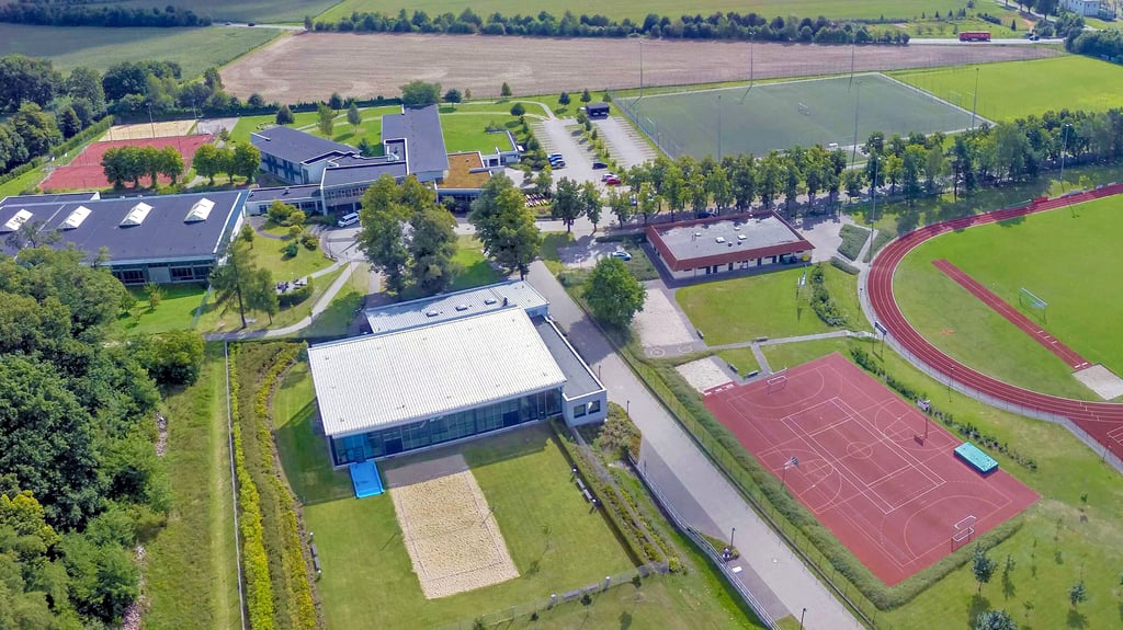  Blick auf die Landessportschule in Osterburg. Im Vordergrund ist das derzeit geschlossene Hallenbad zu sehen.