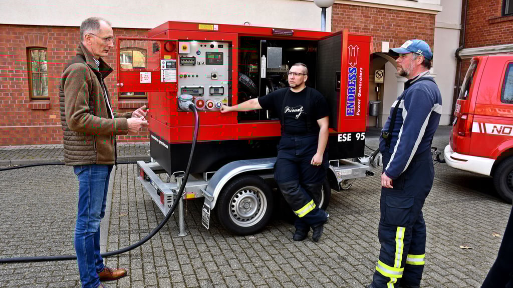 Bürgermeister Andreas Dittmann (SPD) mit Christian Rieche und Sebastian Fonfara von der Zerbster Feuerwehr: Der Strom zum Rathaus wurde gekappt, um dann von einem für den Ernstfall angeschafften Aggregat mit Energie versorgt zu werden.