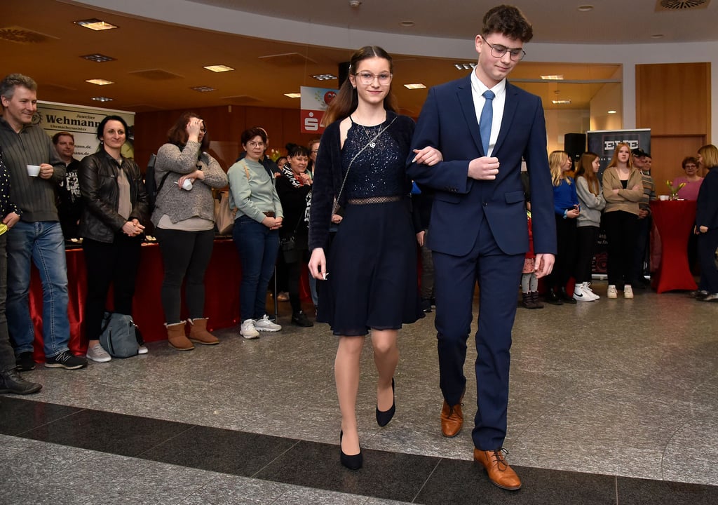 Bei der Modenschau präsentierten die Jugendlichen angesagte Festtagskleidung für die Jugendweihe und/oder Konfirmation.