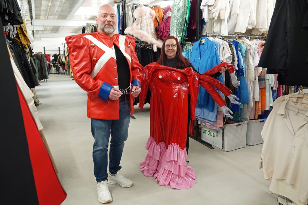 Kostümdirektor Stephan Stanisic und Leiterin des Kostümfundus Beatrix Lode zeigen außergewöhnliche Kostüme aus dem Fundus des Theaters Magdeburg.