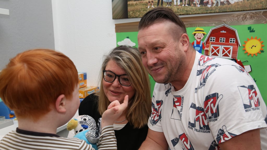 Saskia und Sebastian Berger aus Bernburg haben für ihren fünfjährigen Sohn eine Delfin-Therapie&nbsp;auf Curaçao organisiert, damit er sprechen lernt.