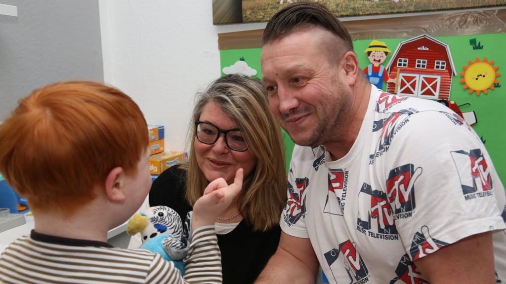 Saskia und Sebastian Berger haben für ihren fünfjährigen Sohn eine Delfin-Therapie organisiert, damit er sprechen lernt.