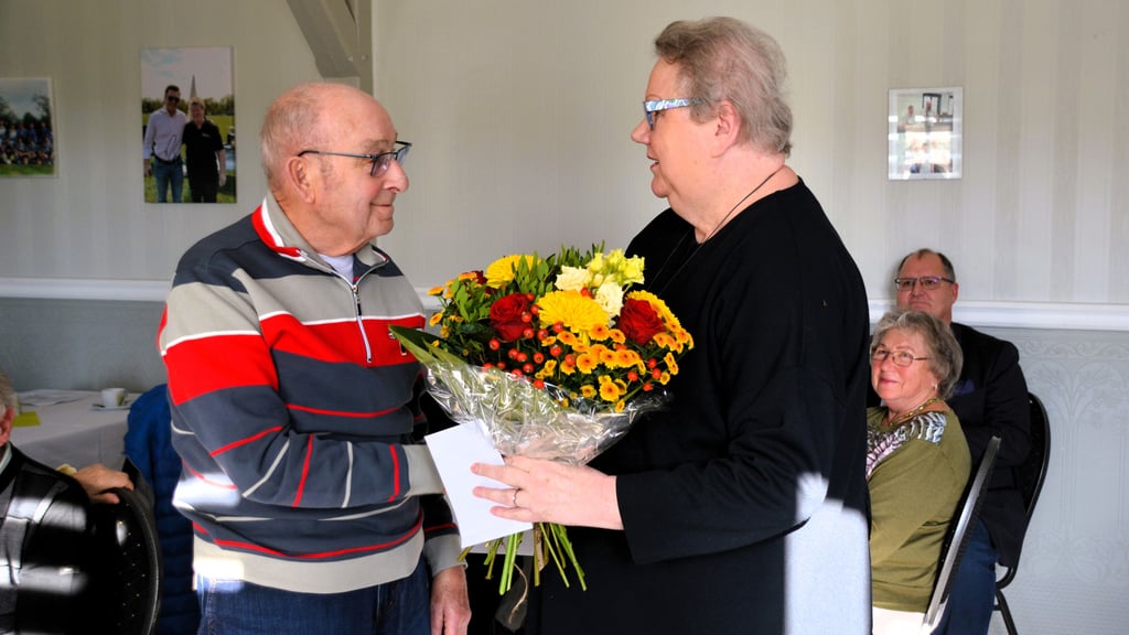 Hans-Georg Lange wurde von der Vorsitzenden Gudrun Tiedge für seine langjährige Mitgliedschaft im Sozialverband geehrt. Er ist aus dem Vorstand als aktives Mitglied ausgeschieden.