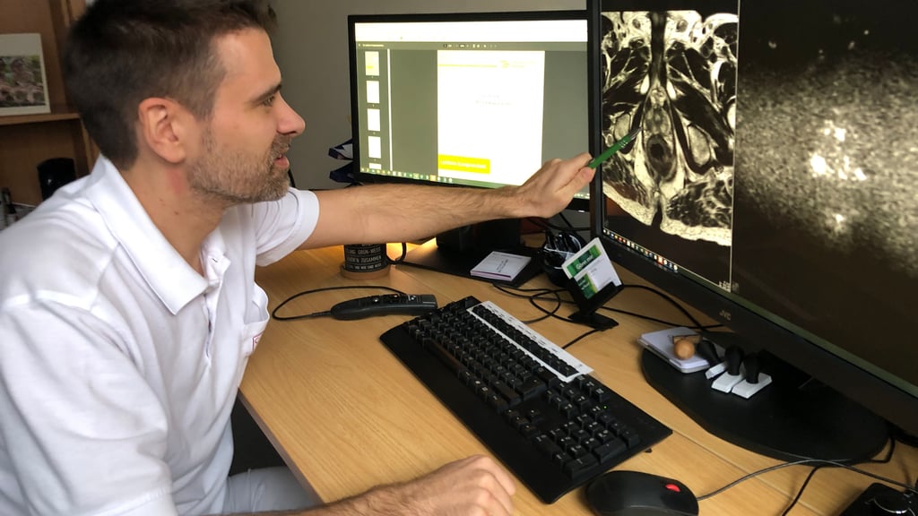 Dr. Torsten Köhlitz, Oberarzt im Institut für Radiologie des Harzklinikums, erläutert einen Befund einer Prostata-MRT. Das Klinikum baut seine Kapazitäten für diese Untersuchung, die für Patienten mit Vorteilen verbunden ist, gerade aus.