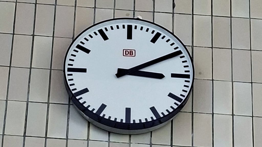 Steht seit Monaten still: Die Bahnhofsuhr an der Westseite der Bahnhofshalle in Sangerhausen.