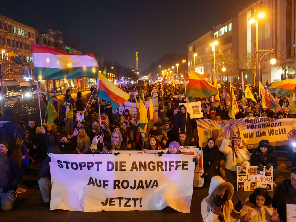 Die Teilnehmer einer Demonstration für das im Norden Syriens gelegene kurdische Rojava sind zur CDU-Zentrale in Berlin gezogen.