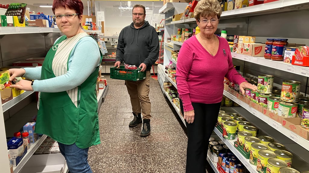 Nancy Schleenvoigt, Daniel Schleenvoigt und Elvira Schleenvoigt (v.li.) kümmern sich um die Versorgung der Tilledaer mit Lebensmitteln. 