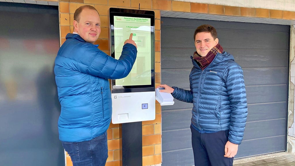 Tom Dupke (l.) und Martin Roschig am Bestellterminal in Jeber-Bergfrieden