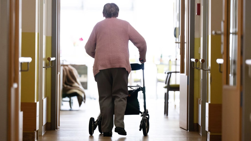 Die monatliche Eigenbeteiligung für Pflegebedürftige im Pflegeheim ist in Sachsen gestiegen (Symbolbild)