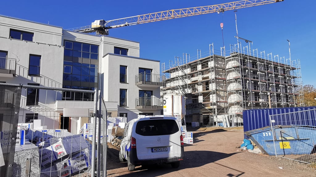 Im November 2025 sah es noch gut aus auf der Baustelle in der Hans-Neupert-Straße. Doch nun verzögert sich die Eröffnung der Wohnanlage in Halberstadt auf unbestimmte Zeit. 