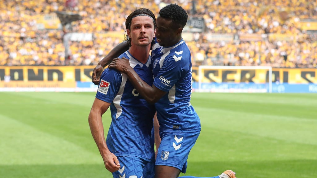 Erzielte gegen Dynamo Dresden im Hinspiel ein Tor: Jean Hugonet (li.) vom 1. FC Magdeburg. Neben ihm Lubambo Musonda.