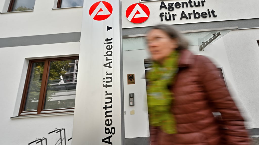 Jugendarbeitslosigkeit trifft längst nicht mehr nur junge Menschen ohne Abschluss. Auch gut ausgebildete Berufsanfänger müssen immer häufiger zum Arbeitsamt.