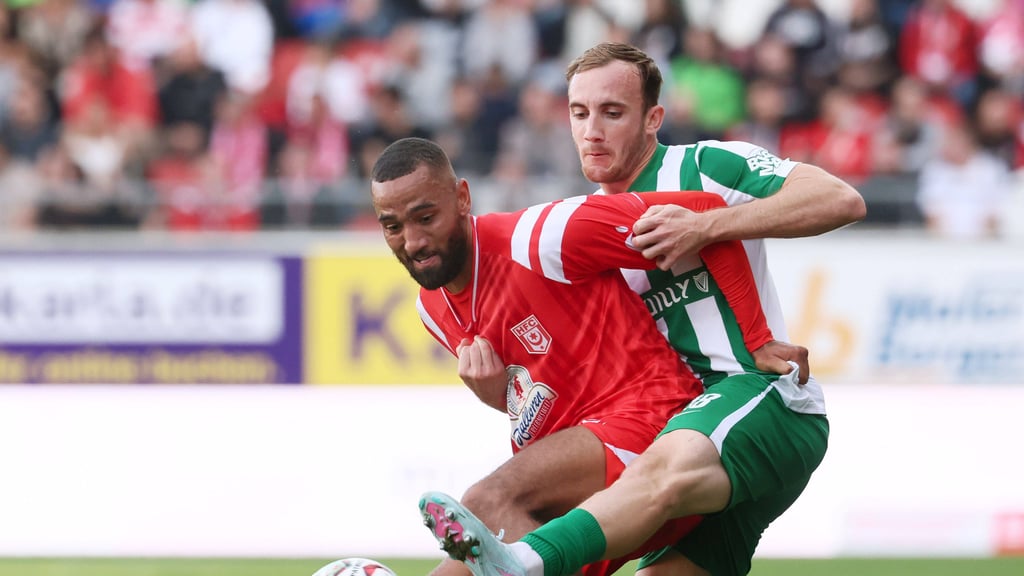 Künftig sind Cyrill Akono (l.) und Philipp Wendt Kollegen: Akono wechselt zu Chemie Leipzig.