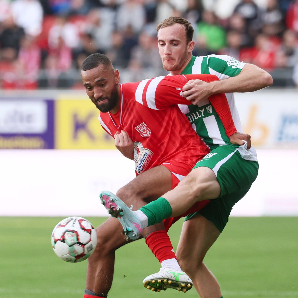 Künftig sind Cyrill Akono (l.) und Philipp Wendt Kollegen: Akono wechselt zu Chemie Leipzig.