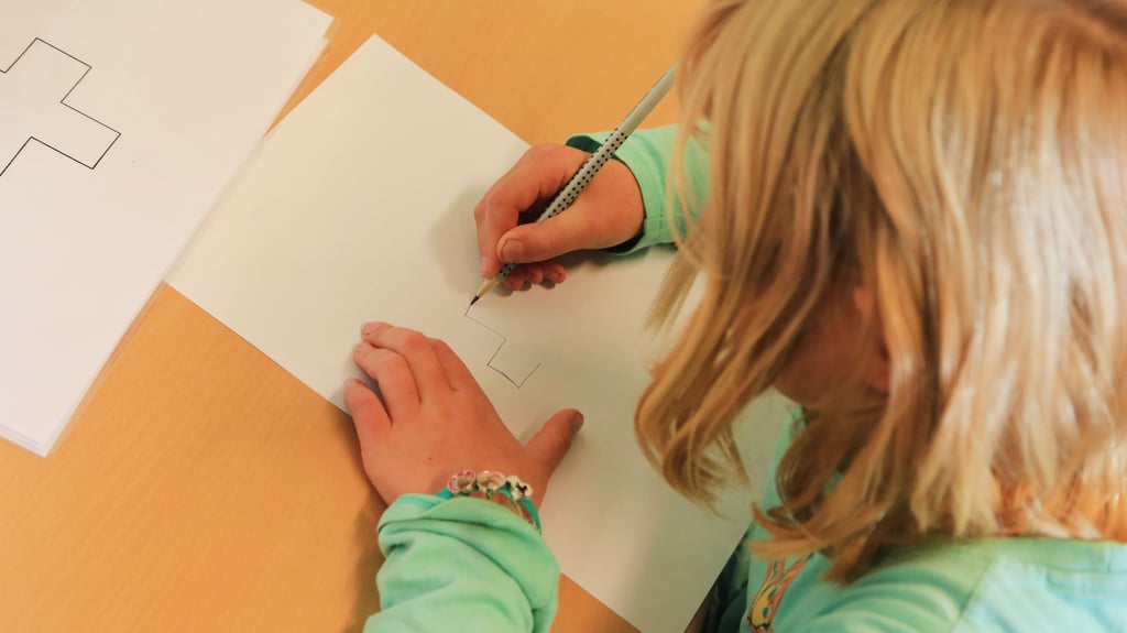 Feinmotorische Fähigkeiten wie das Stifthalten werden bei der Schuleingangsuntersuchung geprüft.