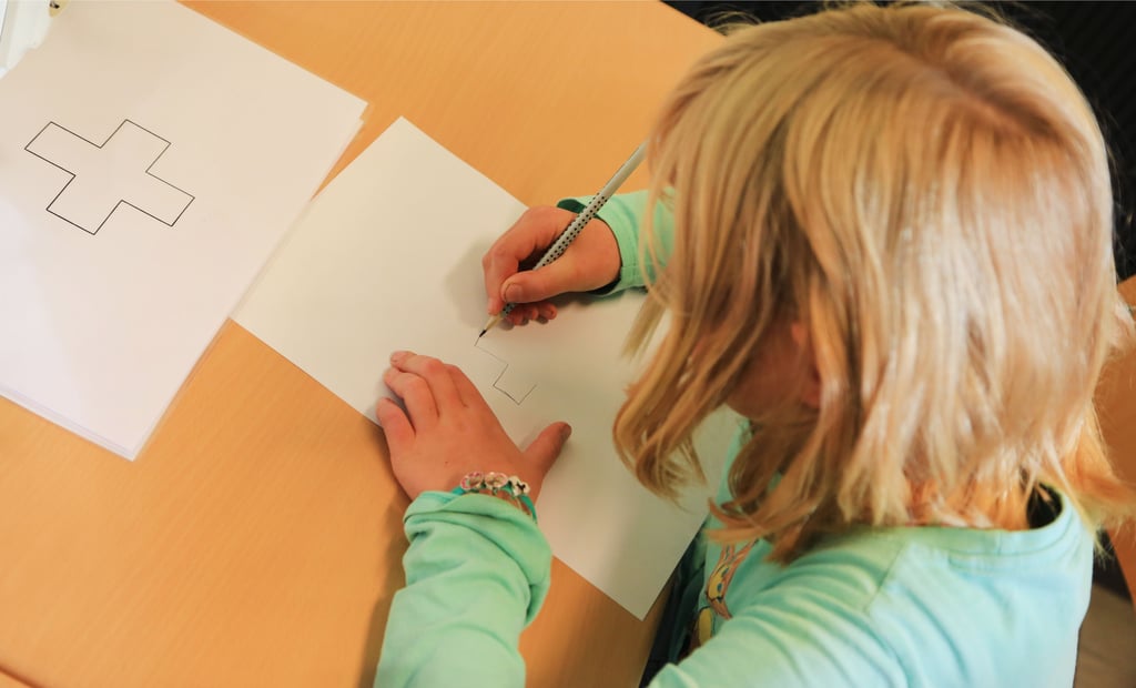 Feinmotorische Fähigkeiten wie das Stifthalten werden bei der Schuleingangsuntersuchung geprüft.