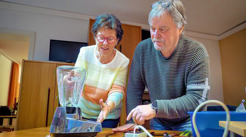 Peter Jarzembowski überpfüft im Repair-Café den Mixer von Monika Scheibe, der ihr seit über 30 Jahren gute Dienste leistet. Nun hat er einen Defekt. 