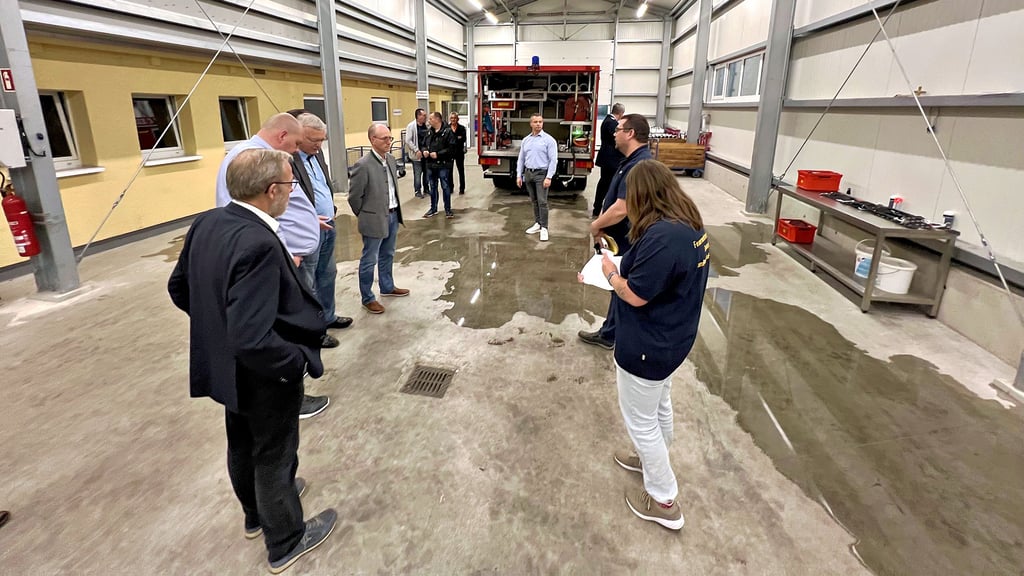Kreistagsmitglieder machten sich in Bitterfeld bereits ein Bild von den mangelhaften Bedingungen in der Feuerwehrtechnischen Zentrale. 