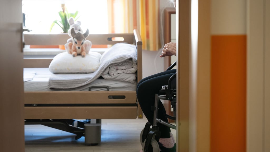 Soll die Pflege im Heim teurer werden, muss die Leitung das rechtzeitig ankündigen.
