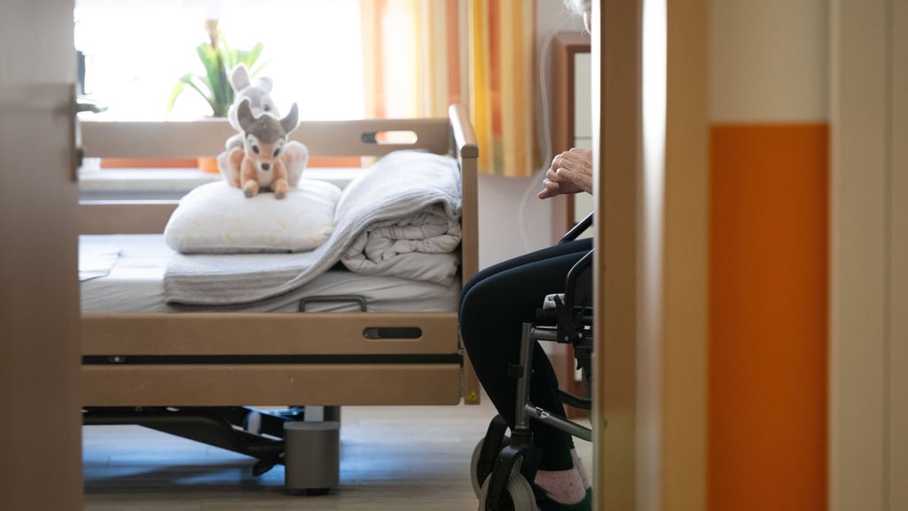 Soll die Pflege im Heim teurer werden, muss die Leitung das rechtzeitig ankündigen.