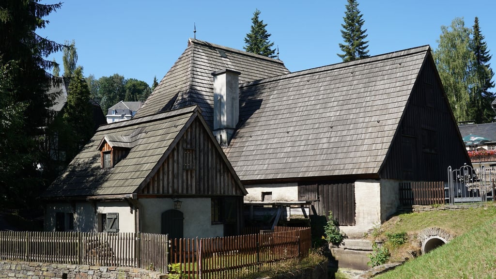 Das Hammerherrenhaus am Frohnauer Hammer soll mit Fördermitteln von Bund und Land barrierefrei umgebaut werden (Archivbild)
