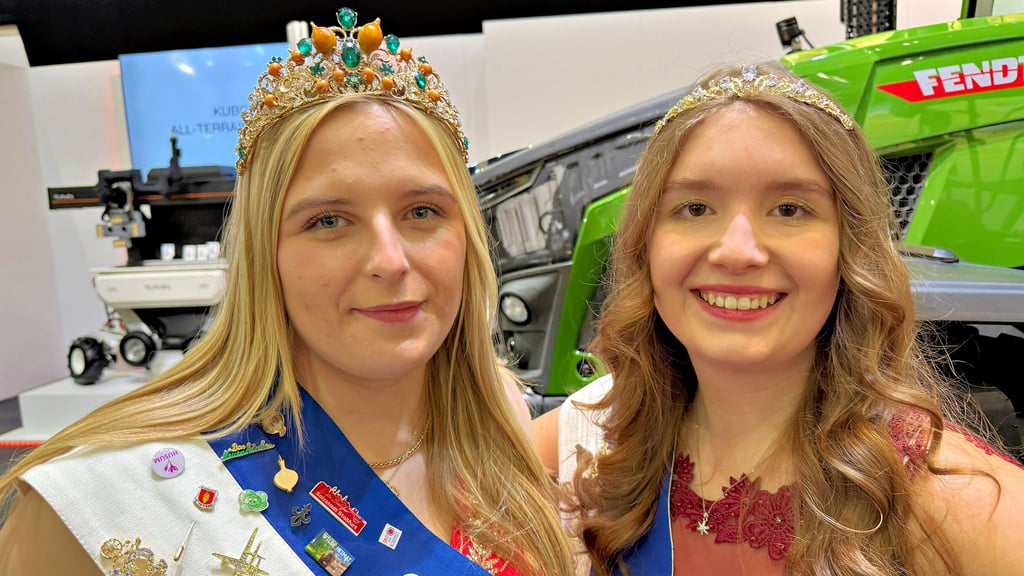 Bollenkönigin Sophie und Bollenfrüstin Hannah (r.) waren gemeinsam auf der Grünen Woche in Berlin und warben hier für die Saalestadt und die Zwiebeln.