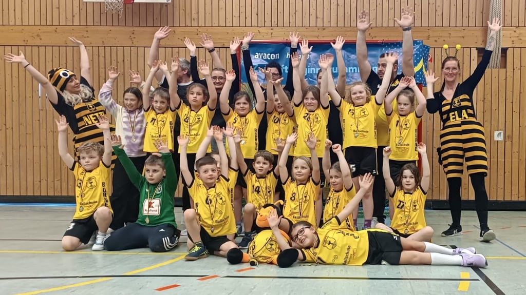 Die "Borner Bienen", angelehnt an die Vereinsfarben des SV Germania, begleiteten nicht nur den Gastgeber durch den ganzen Tag.