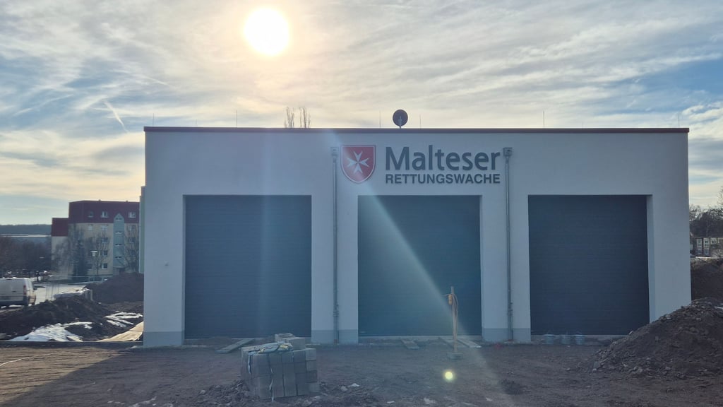 Hinter der Fahrzeughalle schließen sich Funktions- und Aufenthaltsräume an. Seit Donnerstag wird die neue Rettungswache genutzt, auch wenn die Außenanlage zum großen Umzugstag noch nicht fertig war. 