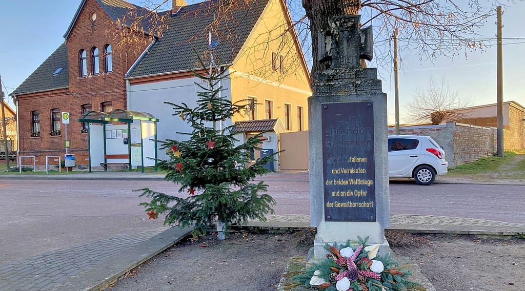 Das Denkmal wollen die Vereinsmitglieder in diesem Jahr angehen, die Bushaltestelle (im Hintergrund) haben sie bereits auf Vordermann gebracht. 