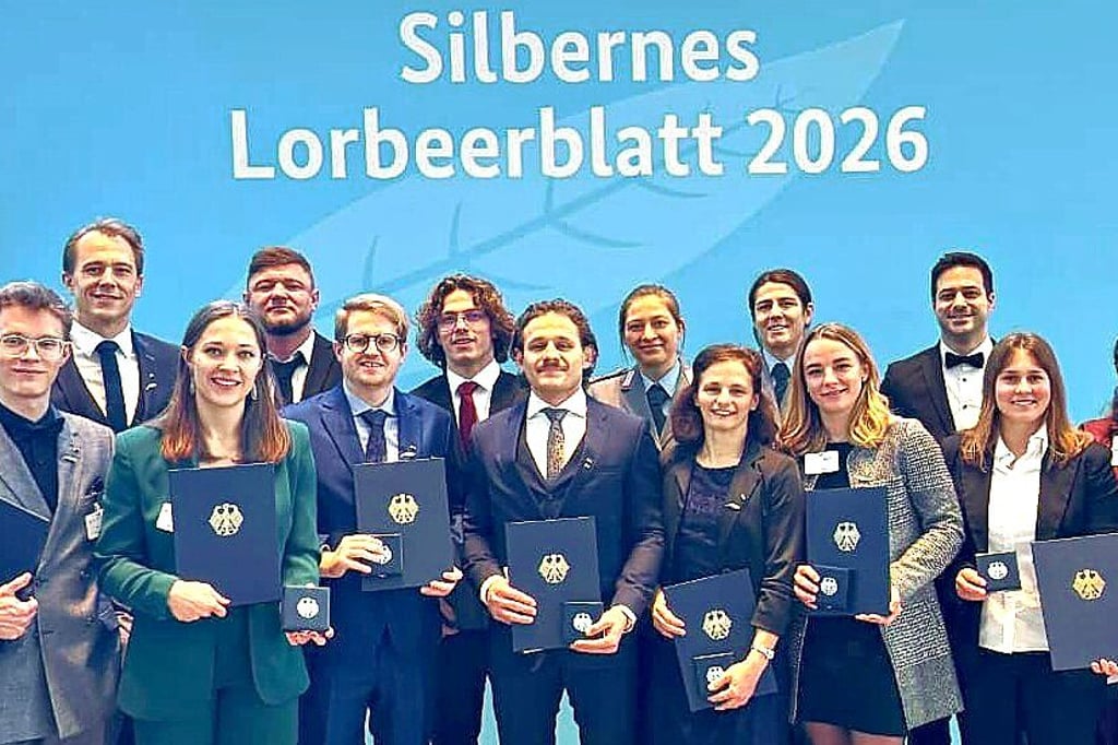 Jaschar Salmanow (vorn, Mitte) inmitten anderer Ausgezeichneter 