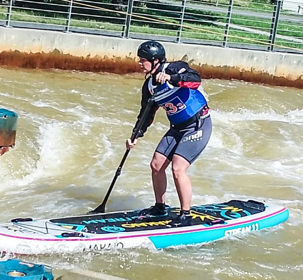 Katrin Dittmar hat sich in den letzten vier Jahren als eine erfolgreiche Sportlerin im Stand-Up-Paddling etabliert, wobei sie sowohl im Flachwasser als auch im Wildwasser erfolgreich unterwegs war.